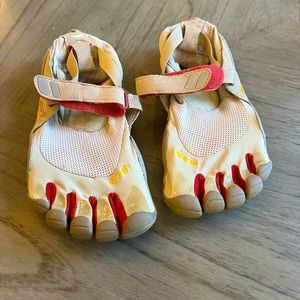 Vibram Five Finger Shoes size 39 (8.5).